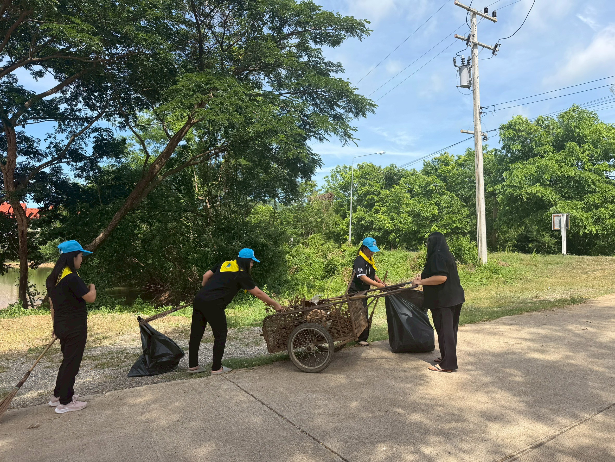title - ส.ป.ก.แพร่ จัดกิจกรรมจิตอาสาบำเพ็ญสาธารณประโยชน์ และบำเพ็ญสาธารณกุศลเฉลิมพระเกียรติเนื่องในโอกาส พระราชพิธีมหามงคลเฉลิมพระชนมพรรษา ๔ รอบ  สมเด็จพระนางเจ้าฯ พระบรมราชินี 